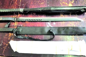 搜查阿福的汽車，大勒市公安沒收了一把70釐米長金屬匕首和1枝棒球棒。（圖源：警方提供）