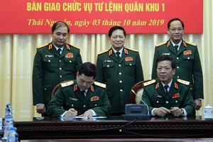 國防部長吳春歷大將（中）主持並見證第一軍區司令職務移交儀式。（圖源：PV）