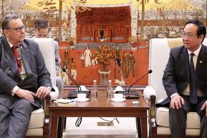 河內市人委會副主席阮世雄（右）接見芬蘭駐越南大使卡麗‧卡希洛托。（圖源：林慶）