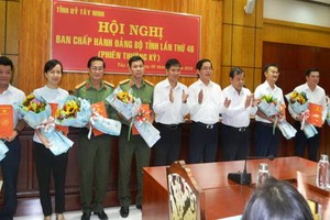 西寧省領導向獲指定參加西寧省黨部執委會的7名同志頒發幹部工作《決定》並贈送鮮花祝賀。（圖源：前鋒）