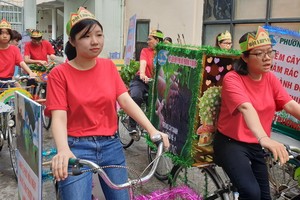 第五郡各坊婦女組團騎自行車遊行，每輛自行車都掛有“熱愛環保”的宣傳海報。