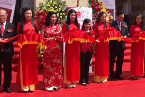 萬成乳膠床墊公司的第39個門市開張營業儀式。