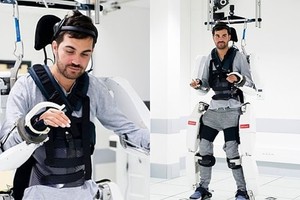 蒂博能再次透過機械衣移動。（圖源：互聯網）