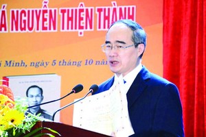 黨中央政治局委員、市委書記阮善仁為家屬代表發言。（）