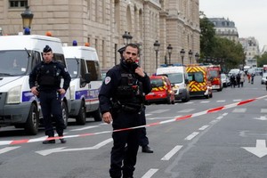 圖為事發當時，封鎖現場的巴黎警察。（圖源：路透社）