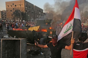 示威者焚燒裝甲軍車。（圖源：AFP）
