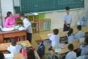 一名學生在課堂上遭女教師揪耳朵。（圖源：監控視頻截圖）