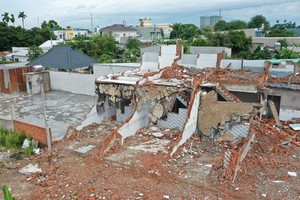 圖為平政縣的違章建築遭拆除。（圖源：自忠）
