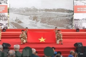 圖為“首都解放日”的歷史升旗禮重現一瞥。（圖源：越通社）