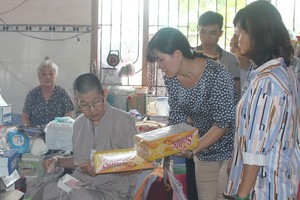 本報讀者工作組與工會配合向孤寡老人派盂蘭節禮物。