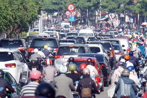 奠邊府街交通環島附近堵車嚴重。（圖源：孟玲）