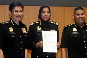 大馬反貪污委員會主席拉蒂法（中）指出，涉及者有兩周時間歸還所收到的款項。（圖源：e南洋）