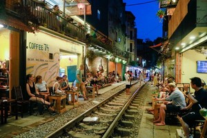 河內鐵路邊的咖啡館存在安全隱患。（圖源：煙雲）