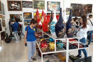 遊客正參觀定和磨漆公司的產品展示室。