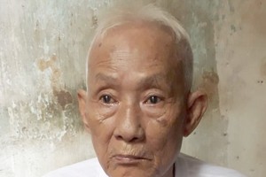 任合波時常氣喘，只能坐著。