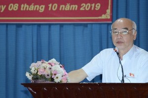 市委宣教處主任潘阮如奎在接觸會上回答選民的質詢。（圖源：喬峰）