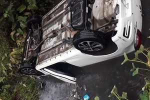 計程車衝下溝渠側翻現場。（圖源：海風）