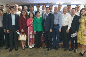 榮獲模範產品與服務稱號的企業代表合影。