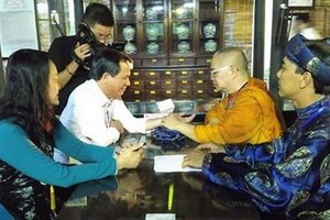 大南太醫堂醫師給前來光顧的遊客把脈看診。（圖源：netcodo.com.vn）