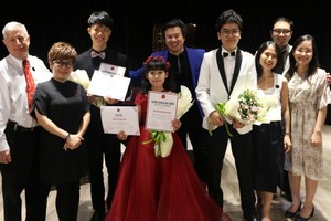 劉黃河（左三）、阮寶儀英（左四）與梅福明君 （右二）獲SMPAA頒贈全額獎學金以作獎勵。