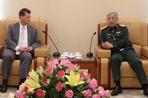 國防部副部長阮志詠上將（右）接見美國國防部長印度洋-太平洋安全事務助理蘭德爾‧施萊弗。（圖源：越通社）