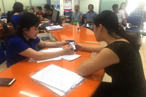 EVNHCMC人員指引用戶以手機辦理在線交易。 