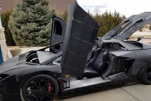 巴克斯父子自家製跑車非常精緻。