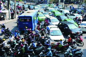 車輛胡亂行駛，喇叭聲響不停……，導致本市的交通參與者非常疲憊。