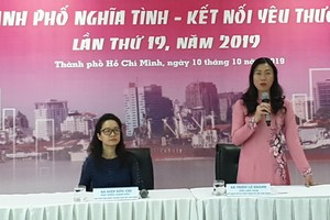 市越南祖國陣線委員會副主席趙麗慶介紹節目。（圖源：HTV）