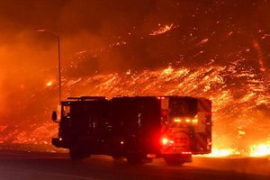 美國加州南部希爾瑪等地正遭遇大火侵襲，一場快速移動的野火在南加州的山麓間迅速蔓延。（圖源：互聯網）