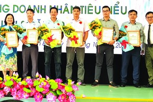 第八郡企業協會副主席、華人企業家麥漢強(右一)向新會員頒發會員證書。