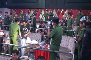 職能力量對 Paradise Club 酒吧進行突擊檢查時現場。（圖源：視頻截圖）