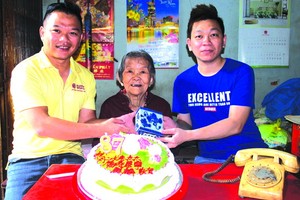 周銘洪(右一)與外婆劉二女(中)把百年瓷枕贈予麒麟(左)。