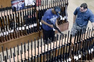 當地時間11日，美加州州長加文‧紐森簽署了一項新的槍枝控制法案。（圖源：互聯網）