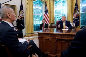 美國總統特朗普與中國副總理劉鶴白宮會面後，特朗普宣佈美中談判達成第一階段協議。 （圖源：路透社）