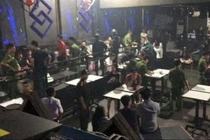 職能力量對Sea Beer酒吧進行突擊檢查時現場。