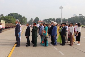 越南企業家代表團晉謁胡志明主席陵並匯報功績。