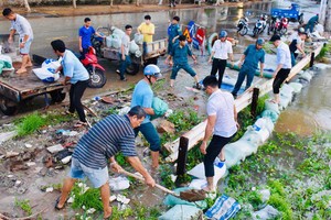 第二郡民眾用沙包防水淹。（圖源：緣潘）