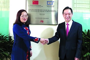 市師範大學校長阮氏明紅與中文系大學熱烈歡迎中國駐本市總領事吳駿（右）。