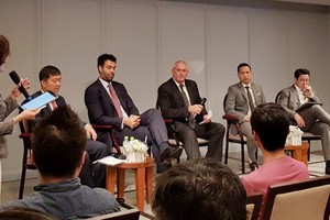 專家們在解答投資商問題。