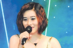 華青女歌手侯惠儀。