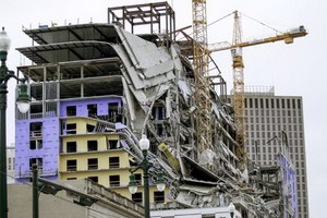 酒店高層突然倒塌。（圖源：AP）