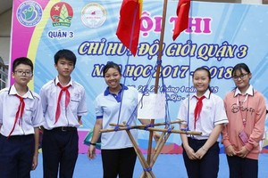 張瑞清雪老師與學校隊員參加第三郡少先隊優秀指揮員比賽。