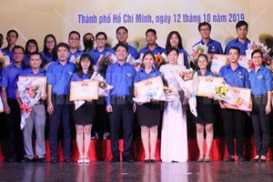 獲表彰的模範集體合照。（圖源：市黨部新聞網）