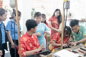 各優秀華人青年嘗試做首飾。