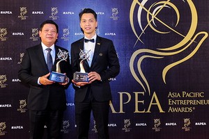 亞洲銀行(ACB)榮獲兩個獎項：銀行董事長陳雄輝（右）獲得“傑出企業家”獎、ACB銀行獲“傑出企業”獎。（圖源：ACB）