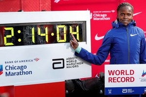 肯尼亞長跑名將布里吉‧科斯奇在芝加哥的馬拉松比賽中，跑出2小時14分鐘4秒的成績。（圖源：互聯網）