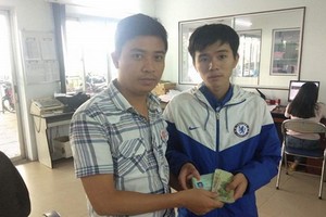 市公共交通管理中心代表人將財物交還到失主杜文東的手上。（圖源：CTV）