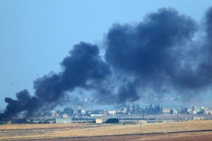 土軍空襲邊境城鎮，現場冒出黑煙。（圖源：AP）