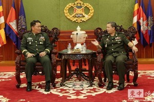 柬王家軍陸軍司令洪瑪耐與菲律賓陸軍第三步兵師司令奧古斯汀14日在金邊市舉行工作會談。（圖源：柬中時報）